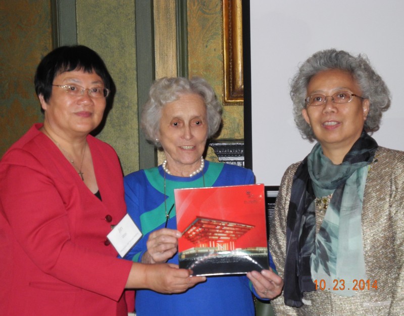 Jin Wei (left) and Yang Mingming present WSC Chair Connie Tate with a beautiful red enameled Chinese plate during the 94th annual meeting Oct. 23